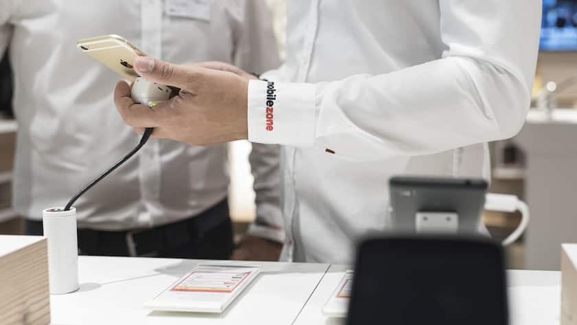 Hände von Mobilezone-Angestellten in der Filiale in Oftringen.