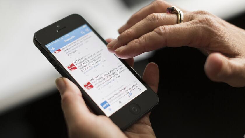 The Twitter website on a smart phone, pictured in Zurich, Switzerland, on September 4, 2014. (KEYSTONE/Gaetan Bally)