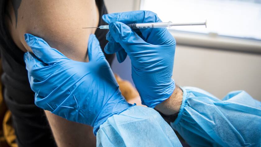 Eine Person wird während der nationalen Impfwoche gegen Corona geimpft.