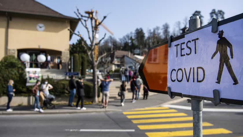 Des personnes font la queue pour un test rapide ou PCR dans un centre de depistage du Covid lors de la crise du Coronavirus (Covid-19) durant les fetes de Paques le vendredi 2 avril 2021 au Mont-sur-Lausanne. (KEYSTONE/Jean-Christophe Bott)