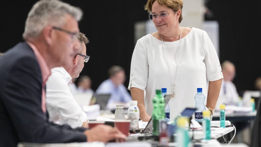 Magdalena Martullo-Blocher, SVP-GR, rechts, diskutiert mit Hans-Ueli Vogt, SVP-ZH, an der Sommersession der Eidgenoessischen Raete, am Mittwoch, 3. Juni 2020 im Nationalrat in einer Ausstellungshalle von Bernexpo in Bern. Damit das Parlament die vom Bundesrat verordneten Verhaltens- und Hygieneregeln zur Bekaempfung der Covid-19 Coronavirus Pandemie einhalten kann, findet auch die Sommersession in Bernexpo und nicht im Bundeshaus statt. (KEYSTONE/Alessandro della Valle)