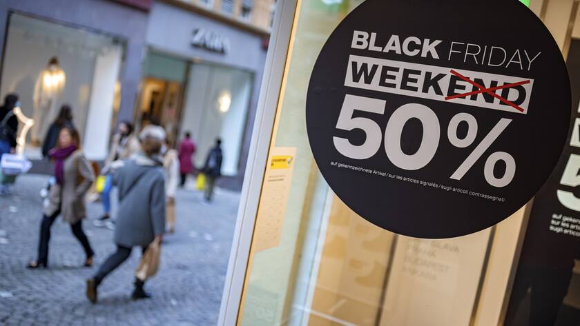 Schild BLACK FRIDAY in einem Laden. (KEYSTONE/Valentin Flauraud)