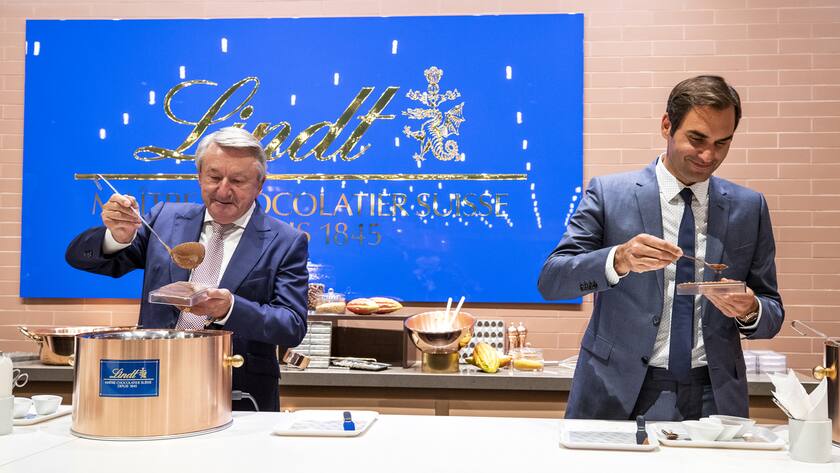 Lindt-Präsident Ernst Tanner und Werbepartner Roger Federer (r)