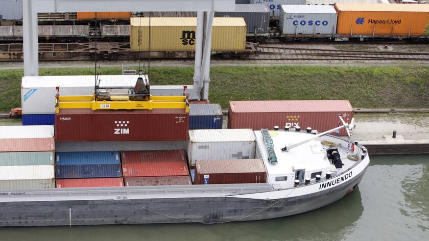 Ein Schiff wird im Containerterminal der Schweizerischen Rheinhaefen SRH in Basel beladen. (KEYSTONE/EQ IMAGES/Moritz Hager)