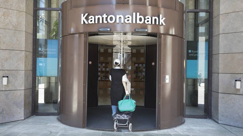 A person enters the cantonal bank of Aargau at its headquarters in Aarau on June 13, 2017. (KEYSTONE/Gaetan Bally)Eine Person betritt die Aargausischen Kantonalbank am Hauptsitz am Bahnhofplatz in Aarau, aufgenommen am 13. Juni 2017. (KEYSTONE/Gaetan Bally)