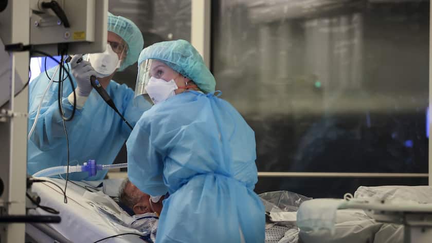 Intensivstation in Leipzig: Ein Facharzt und eine Intensivpflegerin intubieren einen Covid-19-Patienten.