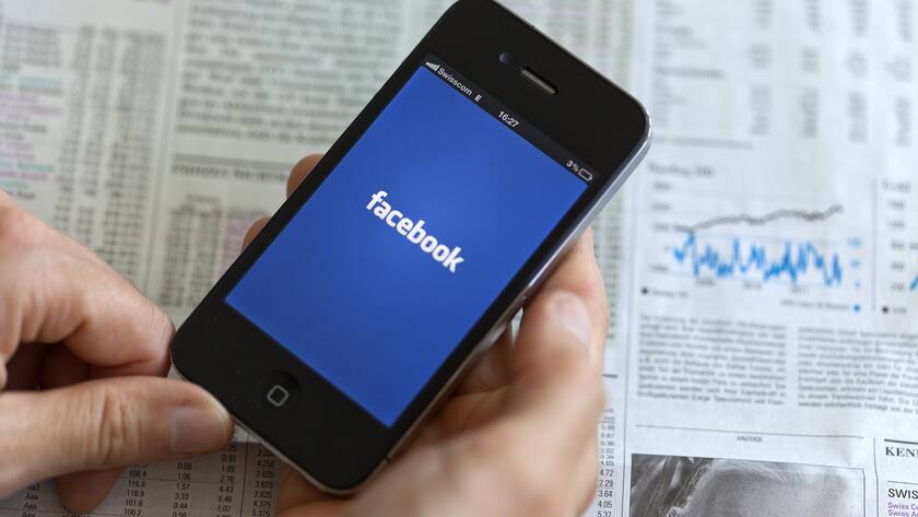 Ein Handybildschirm zeigt Facebook