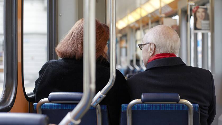 Ein Seniorenpaar im Tram