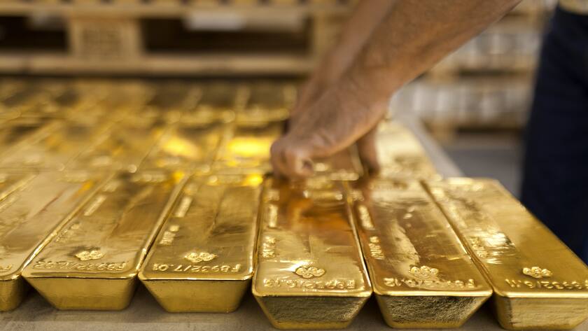 Gold bars at the bank vault of the "Zuercher Kantonalbank" bank, pictured on August 9, 2011 in Zurich, Switzerland. (KEYSTONE/Martin Ruetschi)