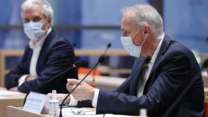 Jan-Egbert Sturm, Leiter Expertengruppe Wirtschaft, National COVID-19 Science Task Force, vorne, spricht neben Martin Ackermann, Praesident National COVID-19 Science Task Force, waehrend einer Medienkonferenz zur aktuellen Situation des Coronavirus, am Dienstag, 27. Oktober 2020. (KEYSTONE/Peter Klaunzer)