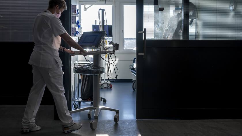 Deux infirmiers travaillent dans le Service des Urgences de l'HFR Fribourg-Hopital cantonal apres des travaux de renovation le vendredi 3 decembre 2021 a Fribourg. (KEYSTONE/Jean-Christophe Bott)