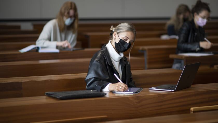 Covid-konformer Praesenzunterricht an der Universitaet HSG, am Donnerstag, 29. April 2021, in St. Gallen. An der Uni finden seit dieser Woche wieder Vorlesungen statt. (KEYSTONE/Gian Ehrenzeller)