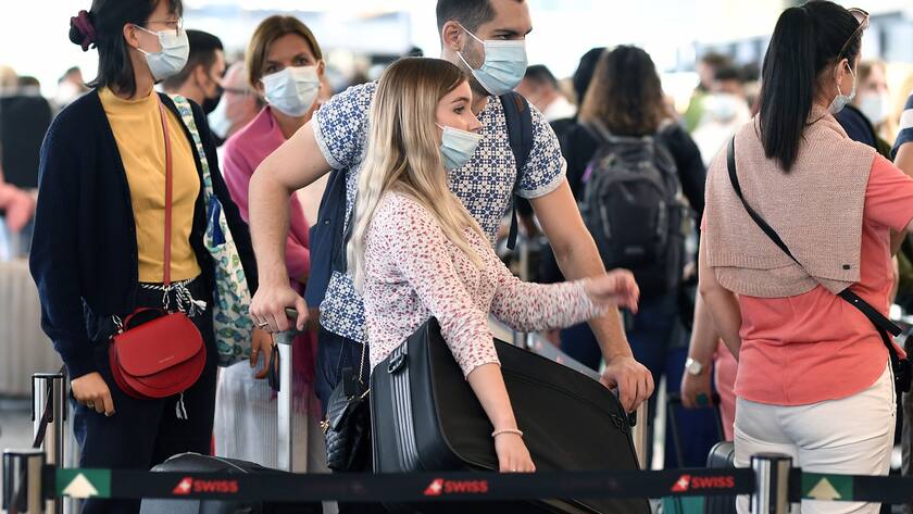 Reisende auf dem Flughafen Zuerich in Kloten am Samstag, 10. Juli 2021. Am Wochenende beginnen in weiten Teilen der Schweiz die Sommerferien. (KEYSTONE/Walter Bi