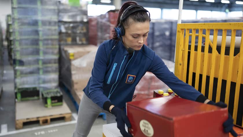 Eine Aldi Suisse-Mitarbeiterin laedt im Verteilzentrum Waren auf einen Gabelstapler, aufgenommen am 9. Oktober 2019 im Aldi Suisse Verteilzentrum in Schwarzenbach, Kanton St. Gallen. (KEYSTONE/Gaetan Bally)