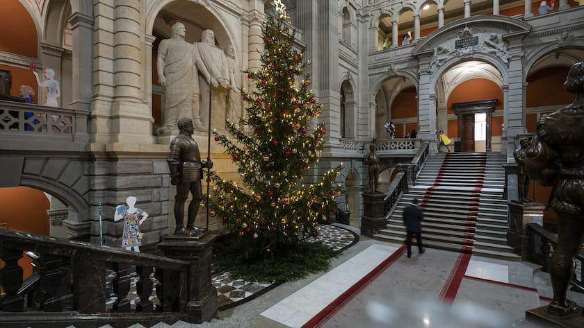Der traditionelle Weihnachtsbaum schmueckt die Kuppelhalle, an der Wintersession der Eidgenoessischen Raete, am Dienstag, 30. November 2021 im Bundeshaus in Bern. (KEYSTONE/Alessandro della Valle)