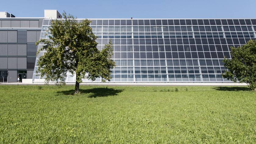 Solarzellen an der Fassade des Gebäudes von Meyer Burger.