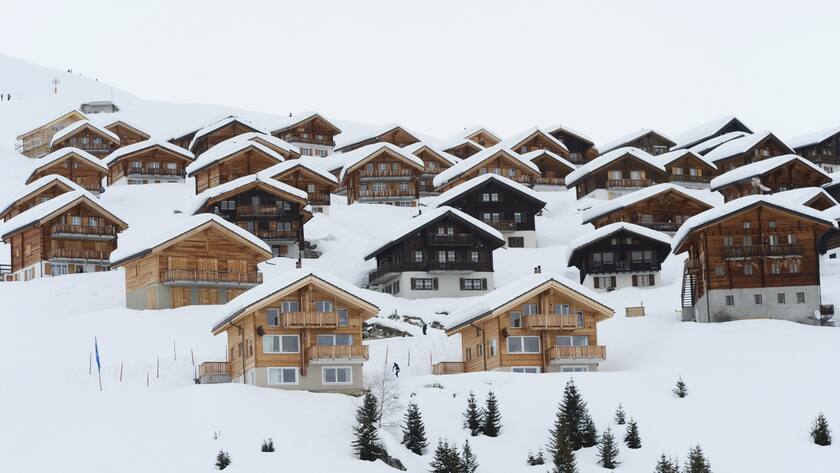 Des chalets sont pris en photos dans le village de Belalp - Blatten ce samedi 19 janvier 2013 a Belalp - Blatten. (KEYSTONE/Maxime Schmid)