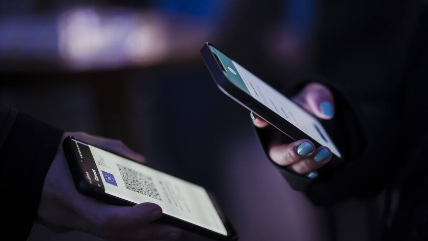 Besucher zeigen ihr Covid-Zertifikat am Eingang zum Weihnachtsmarkt und Lichterfestival "Illuminarium" beim Landesmuseum Zuerich, am Donnerstag, 11. November 2021 in Zurich. Weihnachtsmaerkte in Zuerich finden aktuell mit der 3G Regel statt. (KEYSTONE/Michael Buholzer)