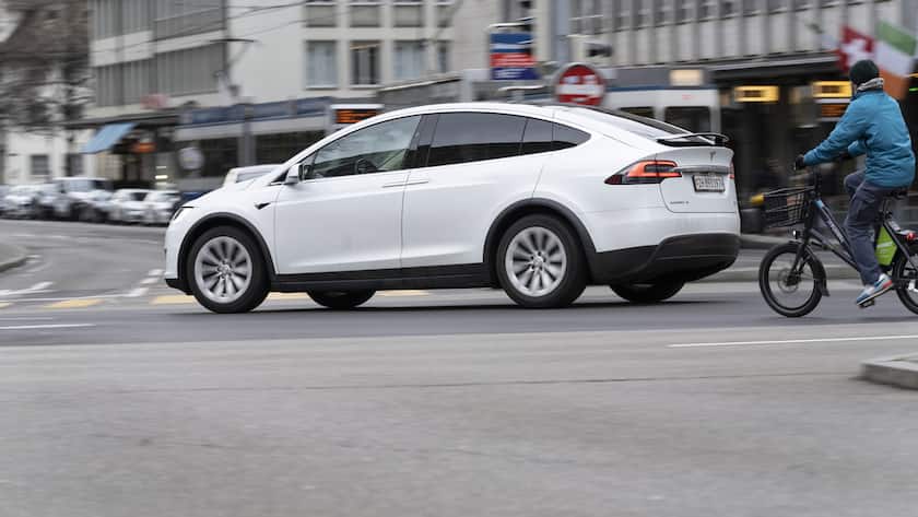 Ein Elektroauto der Marke Tesla faehrt ueber die Kreuzung an der Sihlporte am Dienstag, 4. Januar 2022 in Zuerich. (KEYSTONE/Gaetan Bally)