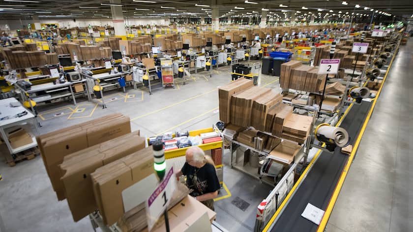 ARCHIV - 07.12.2017, Hessen, Bad Hersfeld: Mitarbeiter bereiten beim Medientag des Versandhändlers Amazon Artikel für den Versand vor. Hessen ist dank seiner zentralen Lage ein beliebter Standort für die Logistikbranche. Über die Folgen gerade für den ländlichen Raum wird mancherorts heftig gestritten. Foto: Swen Pförtner/dpa +++ dpa-Bildfunk +++ (KEYSTONE/DPA/Swen Pförtner)