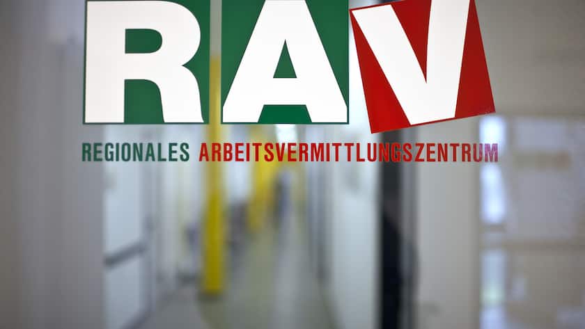 Das Logo des Regionalen Arbeitsvermittlungszentrums RAV in Sargans im Kanton St. Gallen, Schweiz, aufgenommen am 23. Juni 2009. (KEYSTONE/Gaetan Bally)