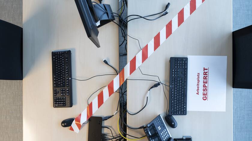 Fast alle Mitarbeitenden einer Firma arbeiten von zu Hause aus.