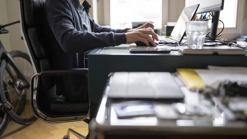 Gewerbler fordern Ende aller Corona-Massnahmen Ein Mann arbeitet mit Laptop und Bildschirm im Homeoffice, fotografiert am Mittwoch, 5. Januar 2022 in Zuerich. (KEYSTONE/Christian Beutler)