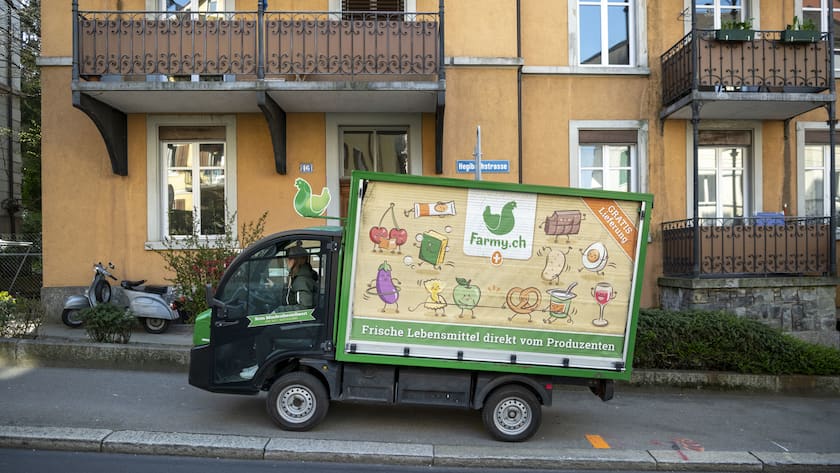 Farmy-Mitarbeiterin Bettina liefert mit dem Elektrofahrzeug Bestellungen aus, aufgenommen am Freitag, 27. Maerz 2020, in Zuerich. Farmy ist ein Online-Haendler fuer frische Lebensmittel direkt von Produzenten. (KEYSTONE/Christian Beutler)