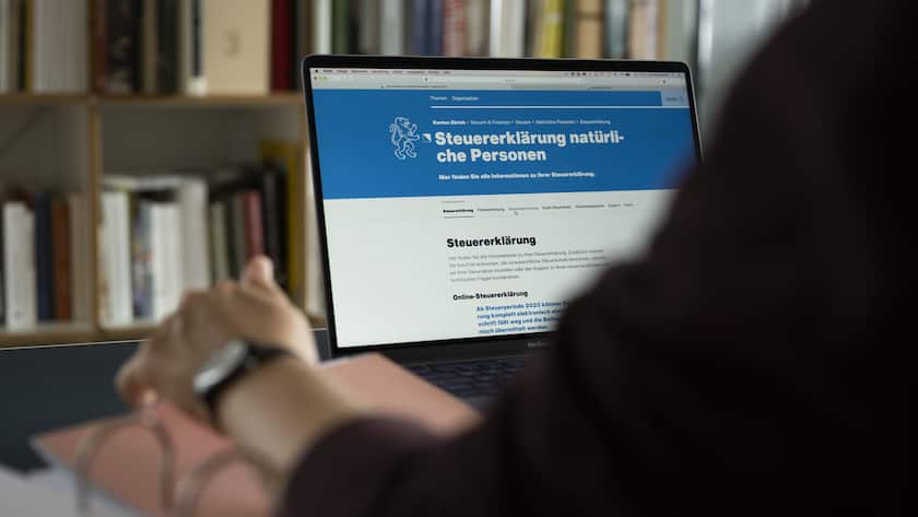Eine Frau konsultiert an einem Laptopbildschirm Informationen betreffend der Steuererklaerung Kanton Zuerich fuer natuerliche Personen, fotografiert am 25. Januar 2021 in Zuerich. (KEYSTONE/Christian Beutler)