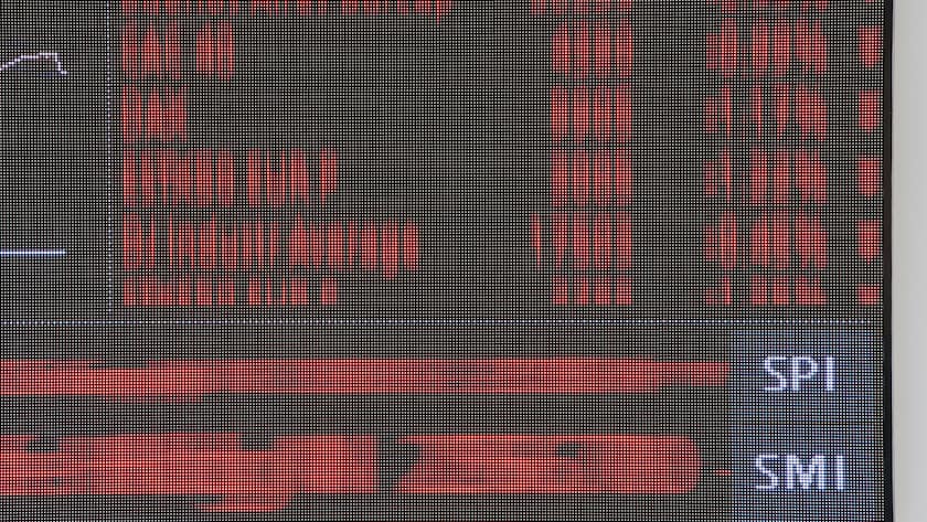 Rote Aktienkurse flackern ueber den Bildschirm der SIX Swiss Exchange, aufgenommen am Donnerstag, 24. Maerz 2016 in Zuerich. (KEYSTONE/Ennio Leanza)