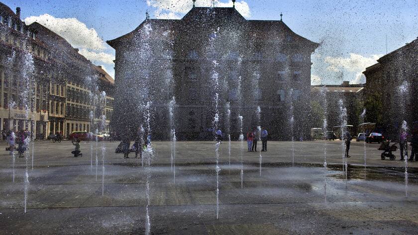 Federal Square with the Swiss National Bank SNB at the far end in Berne, Switzerland, pictured on July 16, 2012. (KEYSTONE/Gaetan Bally)Der Bundesplatz und dahinter die Schweizerische Nationalbank in Bern, aufgenommen am 16. Juli 2012. (KEYSTONE/Gaetan Bally)
