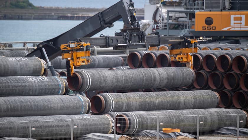 01.06.2021, Mecklenburg-Vorpommern, Putbus: Rohre für die Ostsee-Gaspipeline Nord Stream 2 werden auf dem Gelände des Hafen Mukran auf ein Schiff verladen. Foto: Stefan Sauer/dpa +++ dpa-Bildfunk +++ (KEYSTONE/DPA/Stefan Sauer)