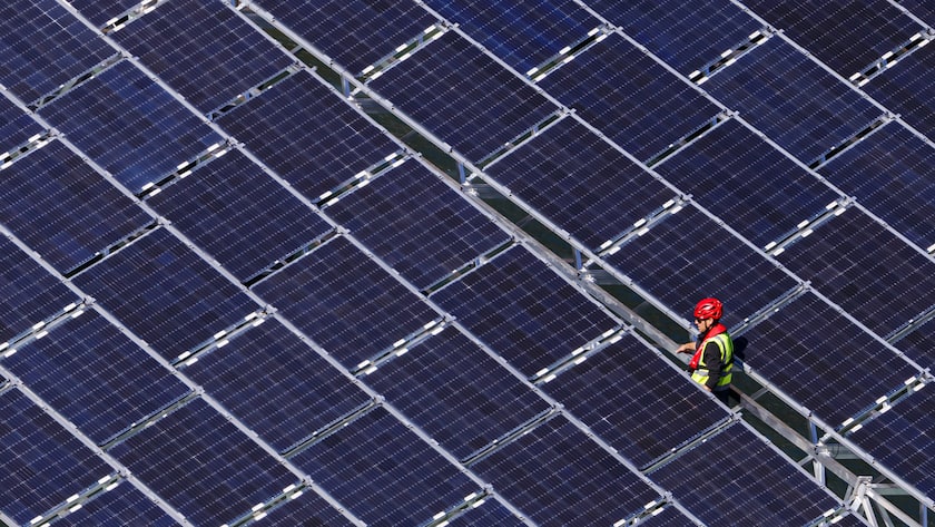 A worker assembles floating barges with solar panels on the "Lac des Toules", an alpine reservoir lake, in Bourg-Saint-Pierre, Switzerland, Tuesday, October 8, 2019. Upon completion the floating solar panel station will consist of 36 floating barges featuring 2'240 square meters of solar cells targeting to deliver 800'000 kilowatt-hour per year, the annual power consumption of approximately 220 homes. (KEYSTONE/Valentin Flauraud).