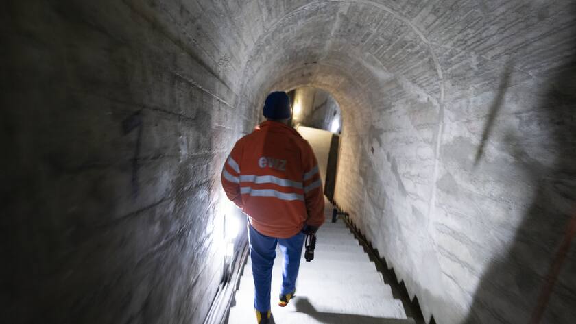 Ein Mitarbeiter der Elektrizitaetswerk der Stadt Zuerich (EWZ) geht die Treppe im Inneren der Albigna-Staumauer hinunter, fotografiert am 11. Februar 2021 im Bergell, Kanton Graubuenden. (KEYSTONE/Gaetan Bally)