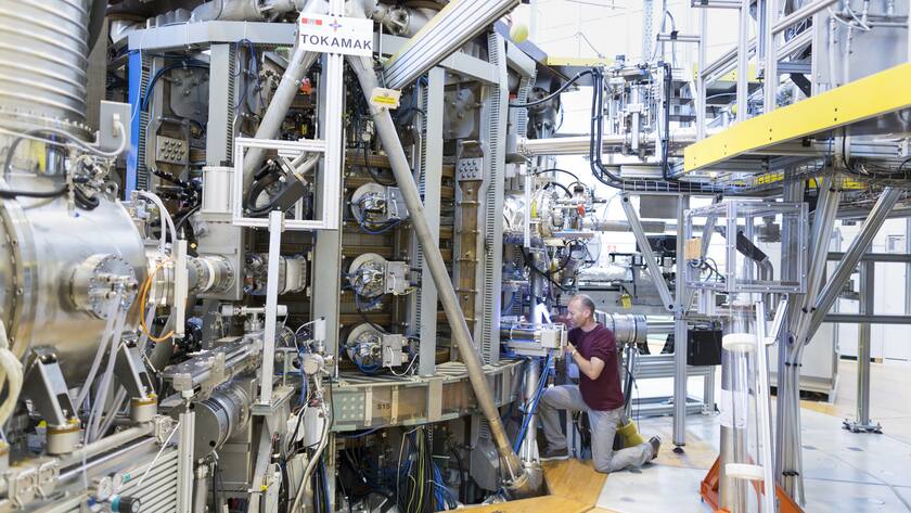 Ein Forscher bei der Arbeit Tokomak-Reaktor der EPFL in Lausanne.