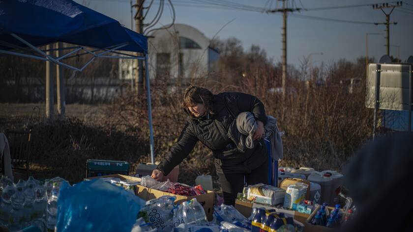 epa09788424 People fleeing Ukraine arrive to Slovakia, at border crossing in Vysne Nemecke, Slovakia, 27 February 2022. Slovakia said it will let fleeing Ukrainians into the country following Russia's military operation in Ukraine. The Slovak Police Force announced on social media that people not holding a valid travel document will also be eligible for entry on an individual basis. EPA/MARTIN DIVISEK