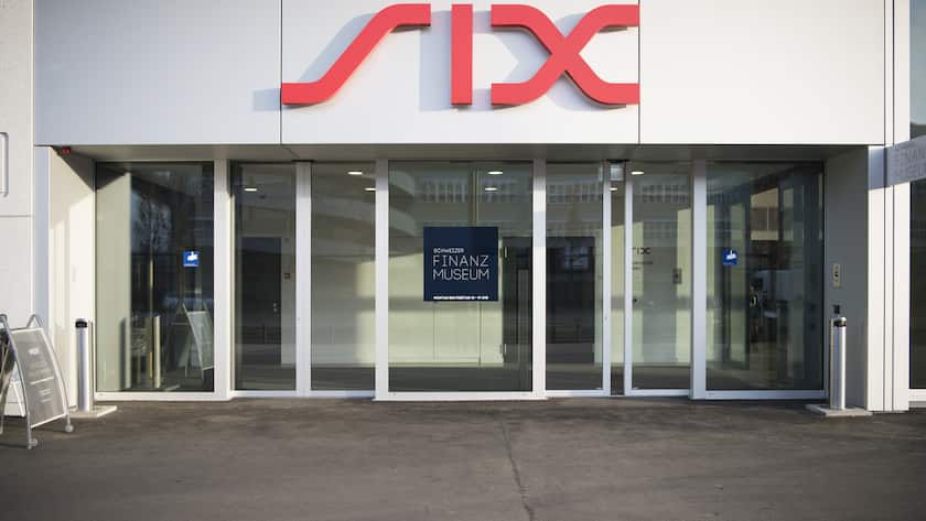 Blick auf den Eingang des SIX-Gebäudes.
