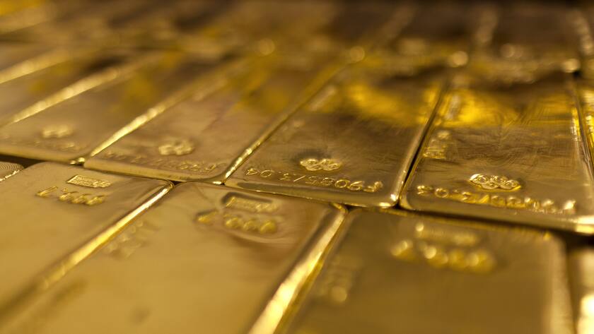 Gold bars at the bank vault of the "Zuercher Kantonalbank" bank, pictured on August 9, 2011 in Zurich, Switzerland. (KEYSTONE/Martin Ruetschi)