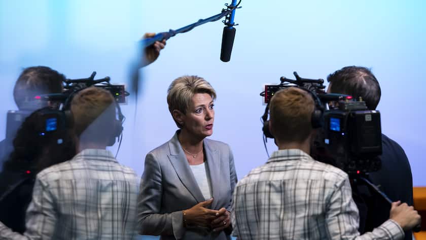 Bundesraetin Karin Keller-Sutter spricht mit Journalisten an einer Medienkonferenz ueber die Themen « Aenderung des DNA-Profil-Gesetzes: Eroeffnung des Vernehmlassungsverfahrens » und « Botschaft zur Aenderung der Strafprozessordnung » , am Mittwoch, 28. August 2019, im Medienzentrum Bundeshaus in Bern. (KEYSTONE/Anthony Anex)