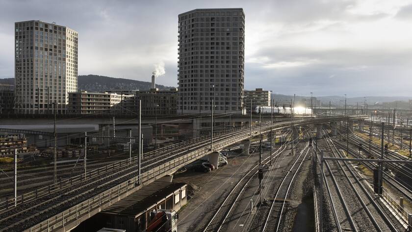 Gleisfeld und Hochhaeuser in Zuerich-West, Kreis 5, fotografiert am 7. Dezember 2019 in Zuerich. (KEYSTONE/Gaetan Bally)