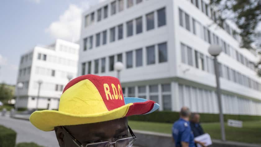 Mehrere Kongolesen und Sympatisanten demonstrierten gegen die Rohstoffhandelsfirma Glencore vor dem Glencore Hauptsitz in Baar am Montag, 23. Juli 2018. (KEYSTONE/Urs Flueeler)
