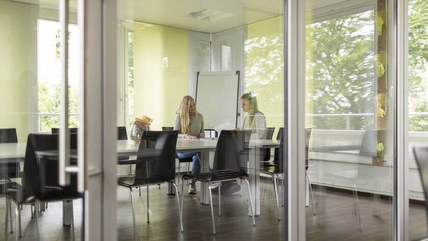 Learning commercial clerks work together in a conference room of the Swiss Commercial Employees Association, in Zurich, Switzerland, on June 10, 2015. (KEYSTONE/Gaetan Bally)Lernende kaufmaennische Angestellte arbeiten zuammen in einem Sitzungszimmer des Kaufmaennischen Verbandes Schweiz, am 10. Juni 2015, in Zuerich. (KEYSTONE/Gaetan Bally)