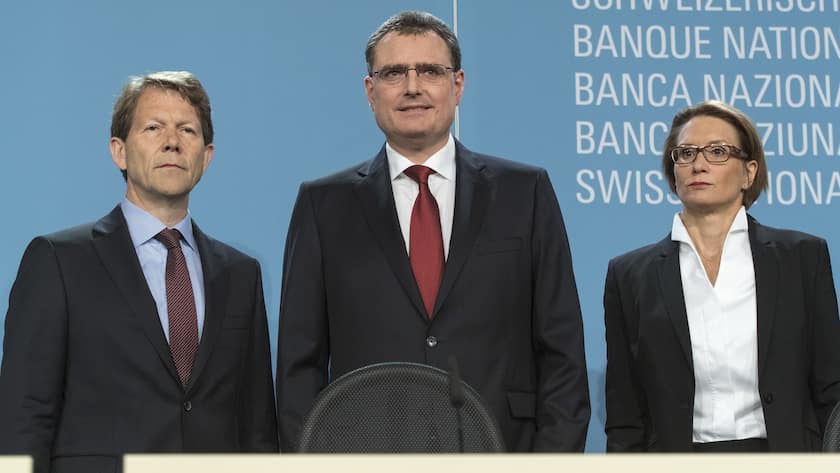 Thomas Jordan, Direktor der Schweizerischen Nationalbank (SNB), Mitte, Fritz Zurbruegg Vizepraesident, links, und Andrea Maechler, Mitglied des Direktoriums, rechts, praesentieren die geldpolitischen Entscheide der SNB am Donnerstag, 16. Juni 2016 in Bern. (KEYSTONE/Lukas Lehmann)