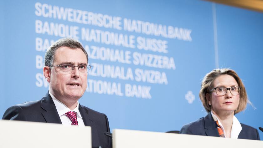 Thomas Jordan, Praesident der Schweizerischen Nationalbank SNB, links, spricht an der Seite von Andrea Maechler, Mitglied des Direktoriums der Schweizerischen Nationalbank SNB, rechts, an einer Medienkonferenz der Schweizerischen Nationalbank, am Donnerstag, 15. Juni 2017 in Bern. Themen des Mediengespraechs sind die geldpolitische Lagebeurteilung der Nationalbank zur Jahresmitte, der Bericht zur Finanzstabilitaet 2017 und die Entwicklung an den Devisen- und Finanzmaerkten. (KEYSTONE/Anthony Anex)