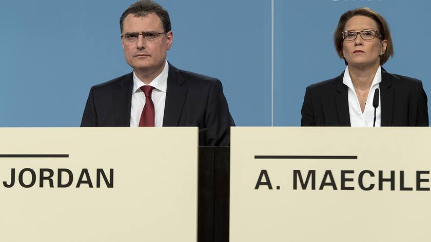 Thomas Jordan, Direktor der Schweizerischen Nationalbank (SNB), links, und Andrea Maechler, Mitglied des Direktoriums, rechts, praesentieren die geldpolitischen Entscheide der SNB am Donnerstag, 16. Juni 2016 in Bern. (KEYSTONE/Lukas Lehmann)