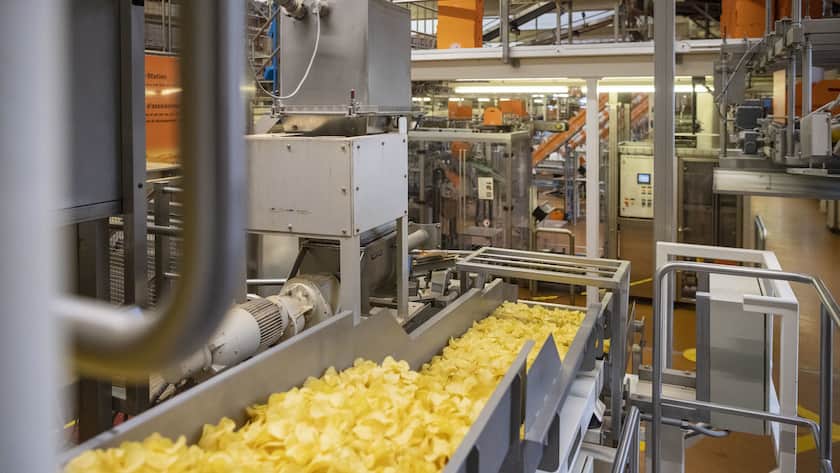 Die ungewuerzten Chips werden ueber die Ruettelrinnen und Transportbaender zum naechsten Verarbeitungsschritt gefoerdert, aufgenommen am 13. Februar 2020 in der Produktion der Zweifel Pomy-Chips AG in Spreitenbach. Von der rohen Kartoffeln bis zu den fertigen Chips dauert es 30 Minuten. (KEYSTONE/Christian Beutler)