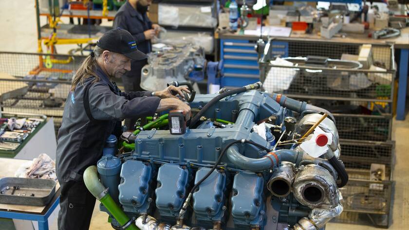 Ein Mechaniker arbeitet an einem Panzermotor, am Mittwoch, 16. Oktober 2019 in einer Halle der Ruag beim Waffenplatz in Thun. (KEYSTONE/Peter Klaunzer)