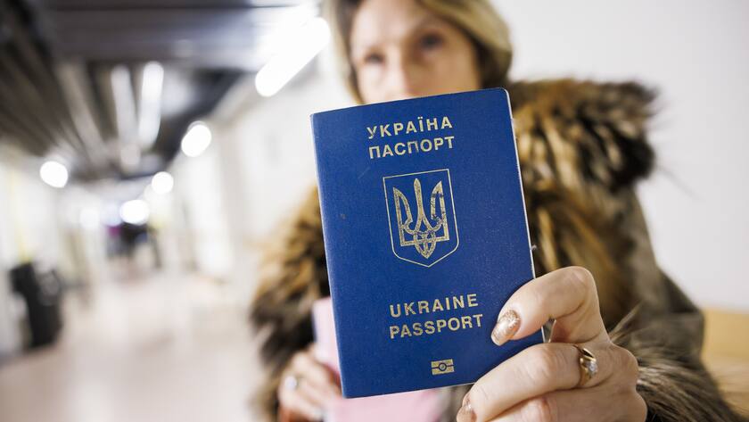 Une femme presente son passeport avant son enregistrement, lors d'une visite de presse au sujet de l'accueil des personnes ayant fui l'Ukraine, ce jeudi 17 mars 2022 au Centre federal d?asile de Boudry. (KEYSTONE/Valentin Flauraud)