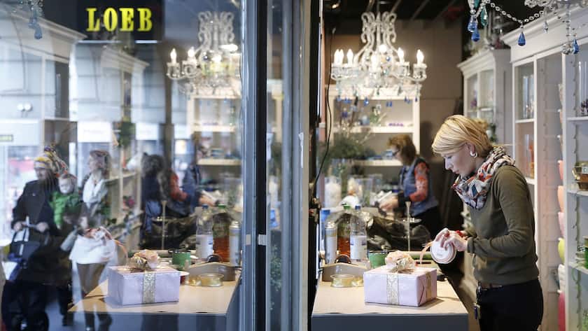 Lena, vorne, und Lotte, Dekorationsgestalterinnen des Kaufhauses Loeb packen in einem Schaufenster des Kaufhauses Geschenke ein, am Sonntag, 22. Dezember 2013 in Bern. In vielen Staedten findet am heutigen vierten Advent ein Sonntagverkauf statt. (KEYSTONE/Peter Klaunzer)