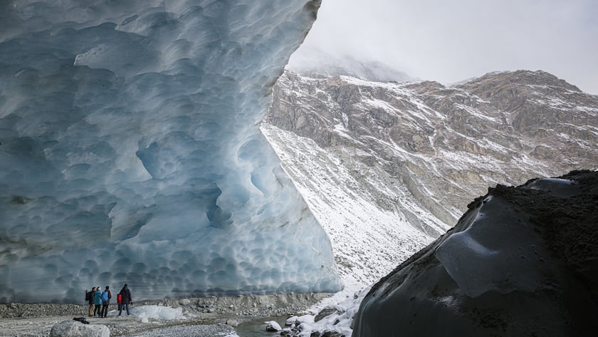 SCHWEIZ ZINALGLETSCHER EISHOEHLE